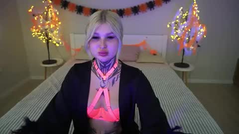 Kelly online show from November 2, 8:06 am