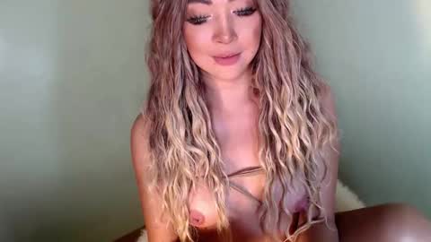 its me KELLY online show from February 7, 7:50 pm