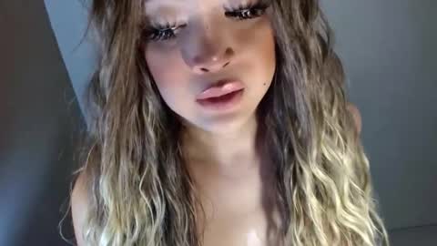 Snapshot of kellyclarksonx chatting on June 10, 12:04 pm its me KELLY online show from June 10, 12:04 pm