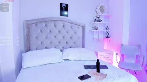 kellyMillian  online show from December 14, 7:03 pm