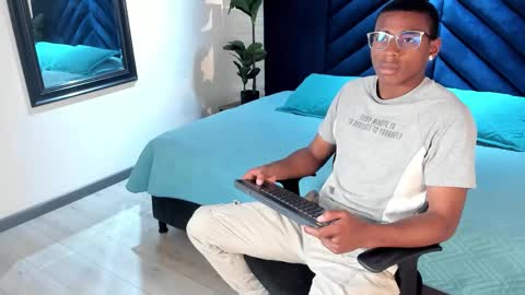 Snapshot of kenny_thompson_ chatting on February 21, 9:16 pm Kenny Thompson online show from February 21, 9:16 pm