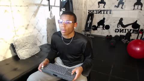 Snapshot of kenny_thompson_ chatting on February 27, 8:42 pm Kenny Thompson online show from February 27, 8:42 pm