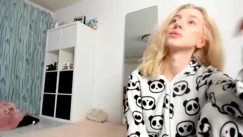 Kenzie online show from November 2, 4:37 am