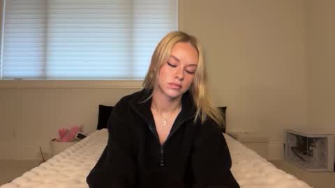 kenziesmithh online show from December 16, 6:02 pm