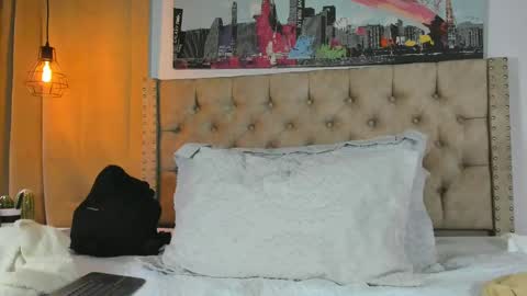 Kery Hillson online show from February 18, 1:11 pm