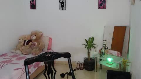 Mia  online show from March 7, 5:43 pm