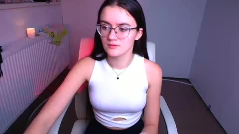 Snapshot of ketrin_pirsss chatting on December 5, 1:47 am Ketrin online show from December 5, 1:47 am