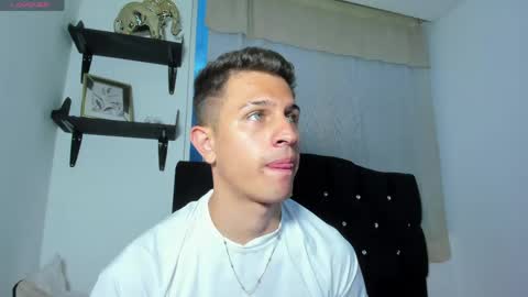 Snapshot of kevin_ahs1 chatting on June 1, 11:17 pm Kevin Ahs online show from June 1, 11:17 pm