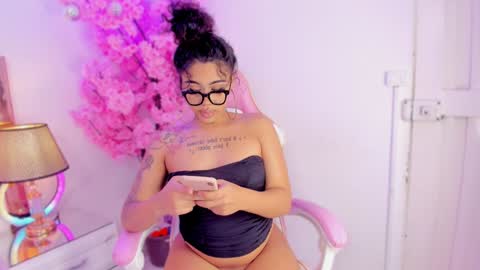 Khelany Isyy  online show from December 5, 8:55 pm