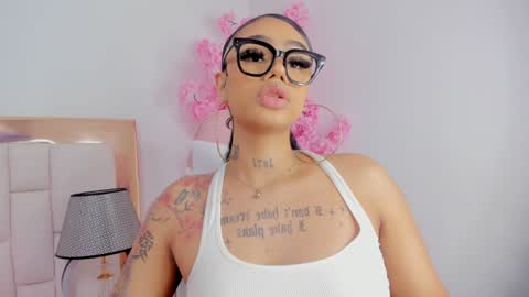 Khelany Isyy  online show from February 8, 9:15 pm