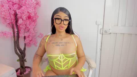 Khelany Isyy  online show from February 24, 9:09 pm