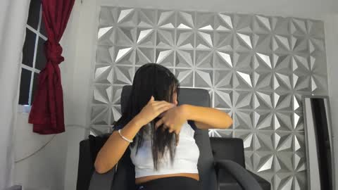 Khloe online show from December 18, 1:12 pm