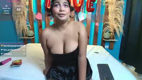 Snapshot of khloe_queen_ chatting on February 19, 9:33 pm KHLOE online show from February 19, 9:33 pm