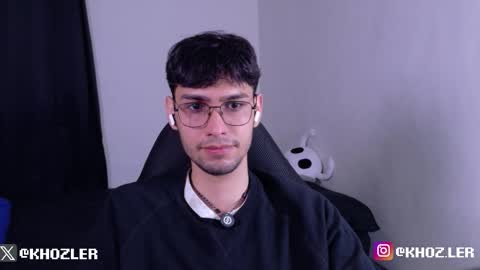 Snapshot of khozler_ chatting on February 22, 4:02 am khozler_ online show from February 22, 4:02 am