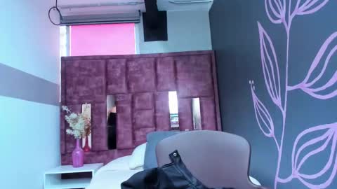 KIARA FOX online show from March 4, 8:15 pm