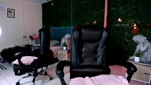 Snapshot of kiaraa88 chatting on June 20, 8:11 pm Valery online show from June 20, 8:11 pm