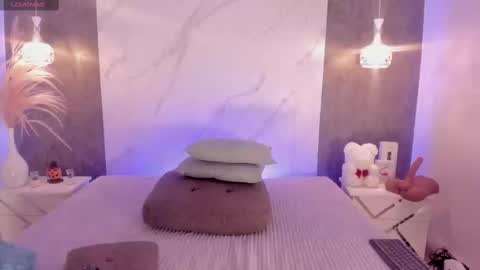 Snapshot of kiiimthompson chatting on October 12, 5:23 pm Kim Thompson online show from October 12, 5:23 pm