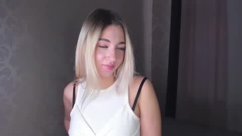 Snapshot of kiki_bloom chatting on November 20, 11:43 am Bella online show from November 20, 11:43 am