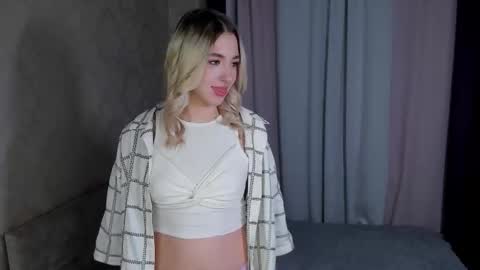 Snapshot of kiki_bloom chatting on November 23, 3:12 pm Bella online show from November 23, 3:12 pm