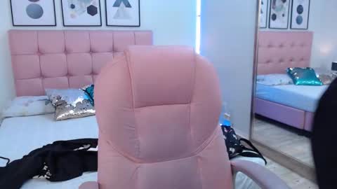 kIKI online show from October 22, 4:18 pm