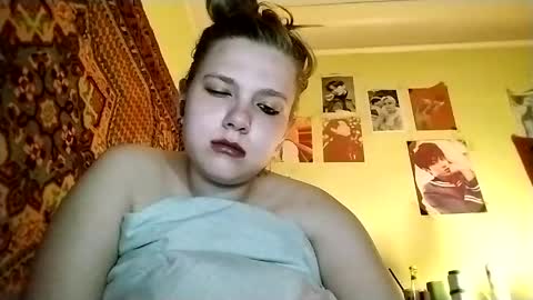 kikibang_ online show from April 28, 6:46 pm