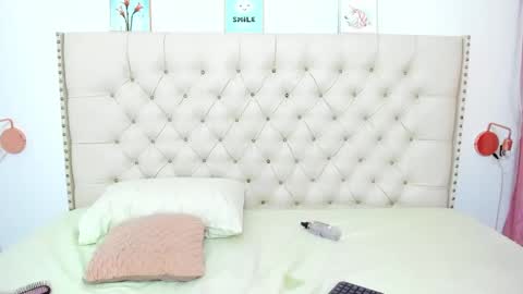 kim_eli online show from January 6, 7:45 pm