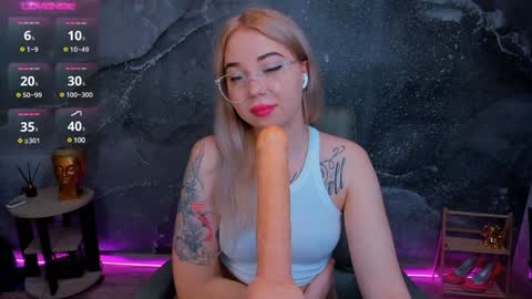 Snapshot of kim_girl_next_door chatting on January 6, 7:42 am KIM online show from January 6, 7:42 am