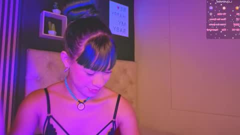 kimhilton online show from February 1, 4:33 am