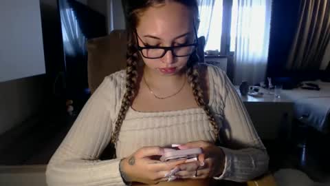 Kim Lee  online show from December 4, 9:07 am