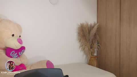 Kim  online show from April 6, 1:47 am