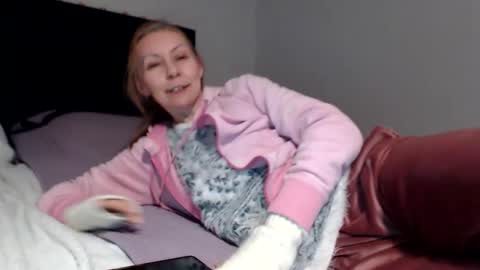 Snapshot of kingandprincess chatting on October 10, 9:03 pm sexysexyhotwetpinkredpussy online show from October 10, 9:03 pm