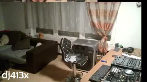 Snapshot of kinky_413x chatting on February 19, 12:28 am kinky_413x online show from February 19, 12:28 am