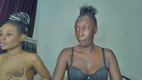 Snapshot of kinky_leila chatting on June 27, 12:22 pm kinky_leila online show from June 27, 12:22 pm