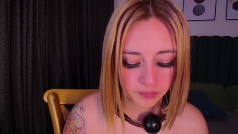 Snapshot of kinkydoll_ chatting on December 15, 9:31 pm Sara online show from December 15, 9:31 pm