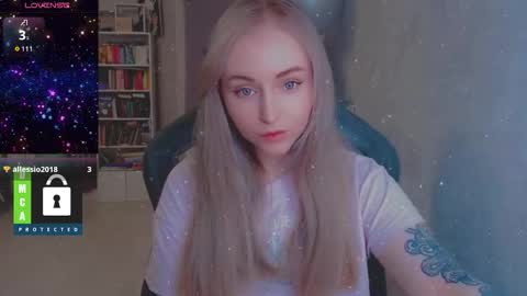 Snapshot of kira_love_sleep chatting on December 22, 3:53 pm you know thumb up me please its important online show from December 22, 3:53 pm