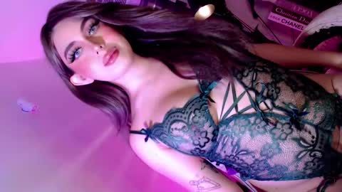 Snapshot of kiramillerxx chatting on December 19, 2:29 am Its your girl KIRA online show from December 19, 2:29 am