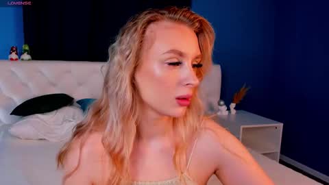 Snapshot of kiraruiz chatting on February 24, 1:03 am Kira online show from February 24, 1:03 am