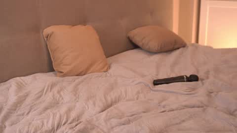 kiri_pvt online show from November 15, 7:10 pm