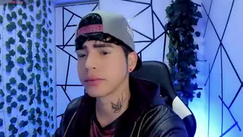 kiss_whitee online show from August 6, 11:34 am