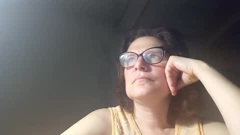 kissandvibe online show from April 25, 7:00 pm