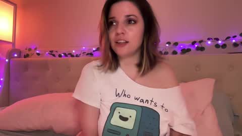 Snapshot of kitatochips chatting on November 10, 4:44 am KitatoChips online show from November 10, 4:44 am