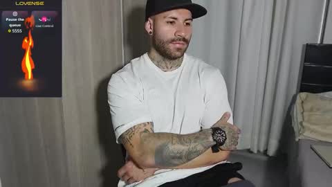 Snapshot of kite__ chatting on January 10, 12:01 am kite__ online show from January 10, 12:01 am