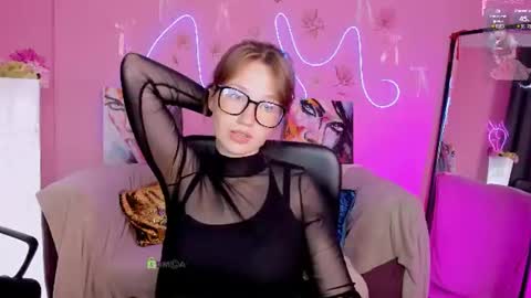 Snapshot of kitniss_dreamy chatting on July 11, 11:39 pm kitniss online show from July 11, 11:39 pm