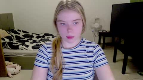 Snapshot of kitten_jenny01 chatting on December 1, 7:36 pm Jennyblonde and Emmabrunette online show from December 1, 7:36 pm
