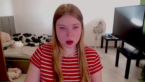 Snapshot of kitten_jenny01 chatting on October 2, 12:01 pm Jennyblonde and Emmabrunette online show from October 2, 12:01 pm