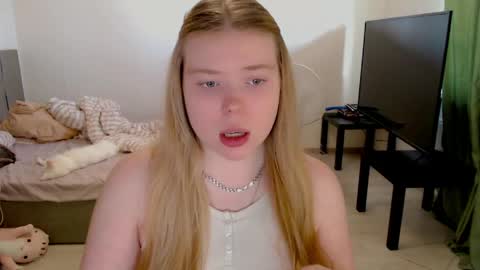 Snapshot of kitten_jenny01 chatting on June 6, 3:17 pm Jennyblonde and Emmabrunette online show from June 6, 3:17 pm