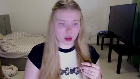 Snapshot of kitten_jenny01 chatting on June 13, 4:05 pm Jennyblonde and Emmabrunette online show from June 13, 4:05 pm
