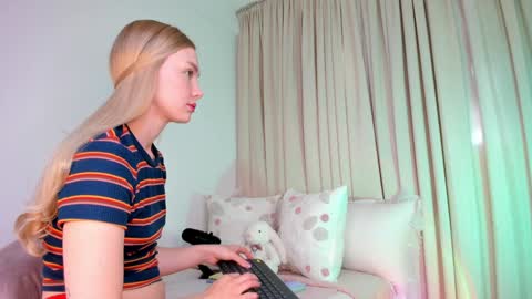 sophie online show from November 3, 3:57 pm