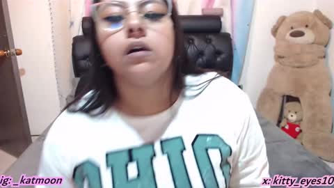 Snapshot of kitty_eyes chatting on December 2, 2:09 am kitty online show from December 2, 2:09 am