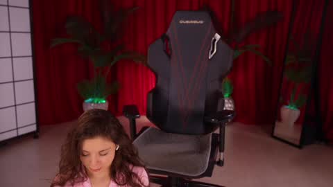 Snapshot of kittycaitlin chatting on December 17, 5:02 am Katya online show from December 17, 5:02 am